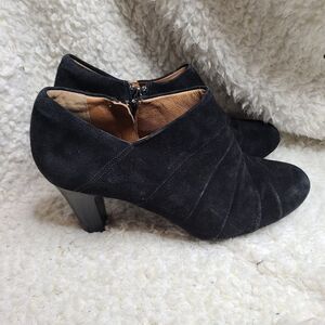 Clarks Artisan Black Suede Leather Ankle Heeled Boots Booties 9.5‎